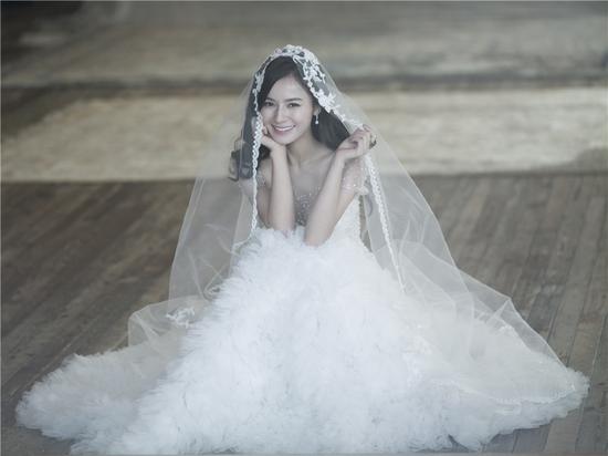 张雨绮高贵扮相婚纱写真(图1)