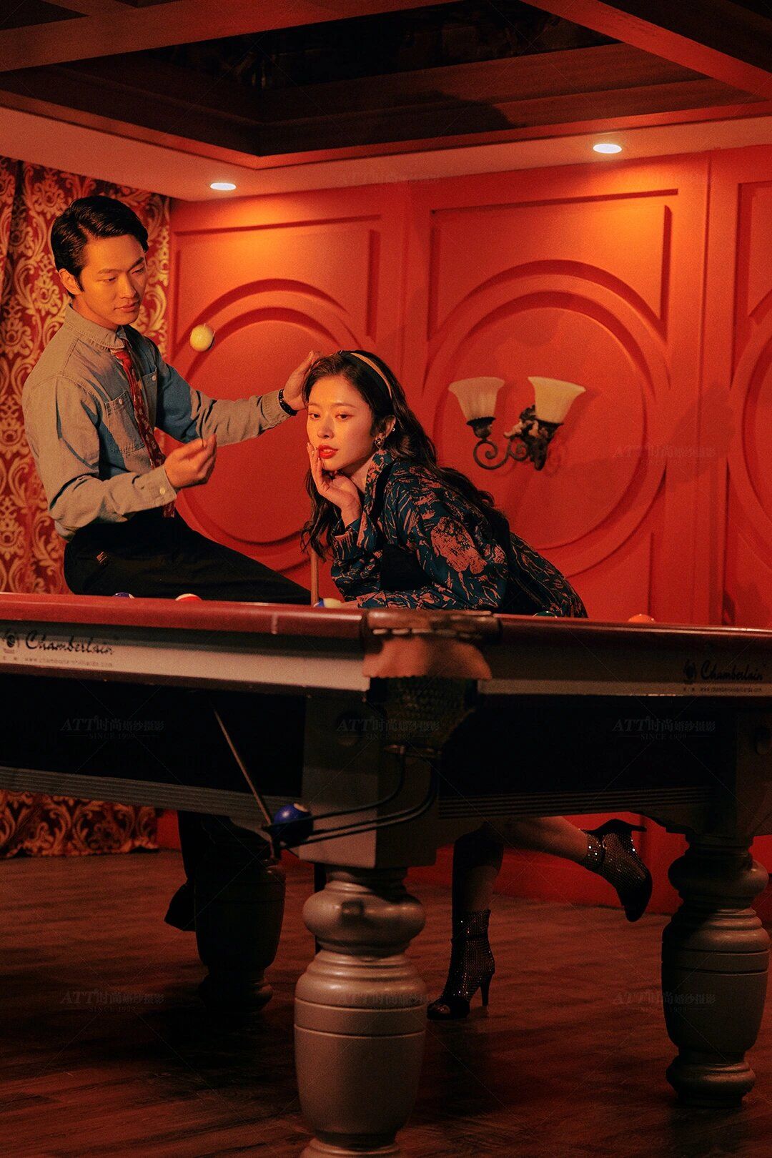 帮我生成图片：画面以复古的胶片风展现一位极具国风气质的女性优雅地坐在圆形窗前手中捧着古书。她身着白色与银色相衬、仙气萦绕且带有精美复杂花卉刺绣的纱衣头戴华丽高贵的头饰身上玉佩等饰品精致非常。在侧光、逆光和轮廓光融合营造的柔光朦胧浪漫(图1)