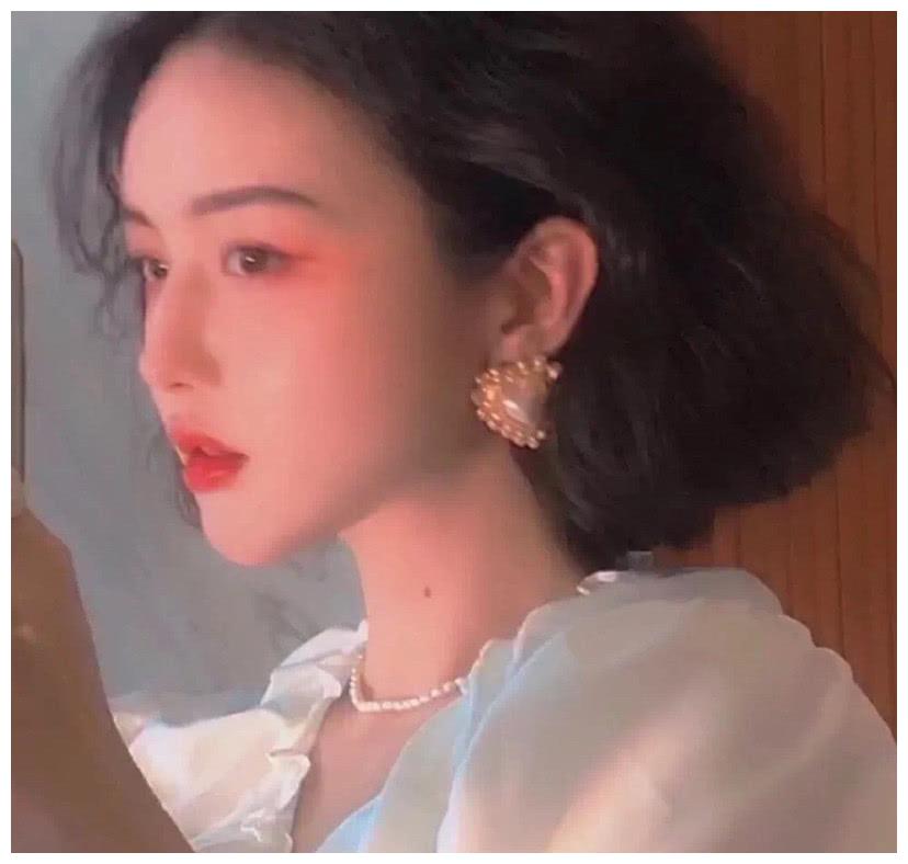 58岁李若彤复古港风穿搭头像惊艳时光的优雅与时尚(图1)