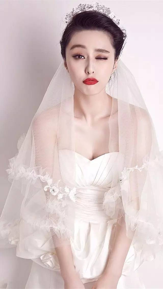 冯雷51岁别墅庆生照流出：荧屏“赵公子”私下是暖心“老婆奴”7岁闺女超萌露脸未露正脸(图1)