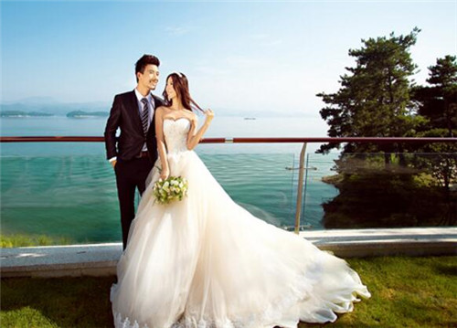 陈茵媺晒单人婚纱照纪念结婚十三周年!陈豪未出镜引猜测(图1)